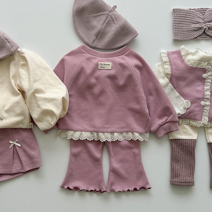 Children's clothing set with pink and beige outfits and headband on a light gray background, labeled 'Aosta atelier'.