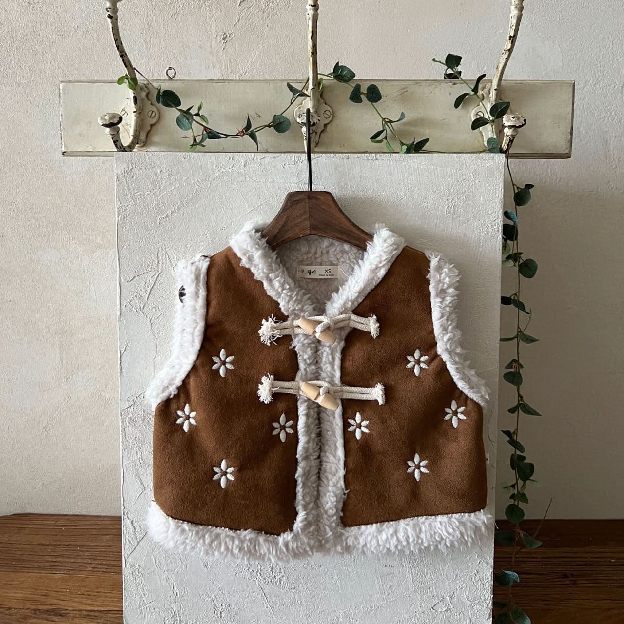Girl Lala W24 Faux Fur Lined Flower Embroidery Suede Vest (1 - 5y) - Brown kids outfit