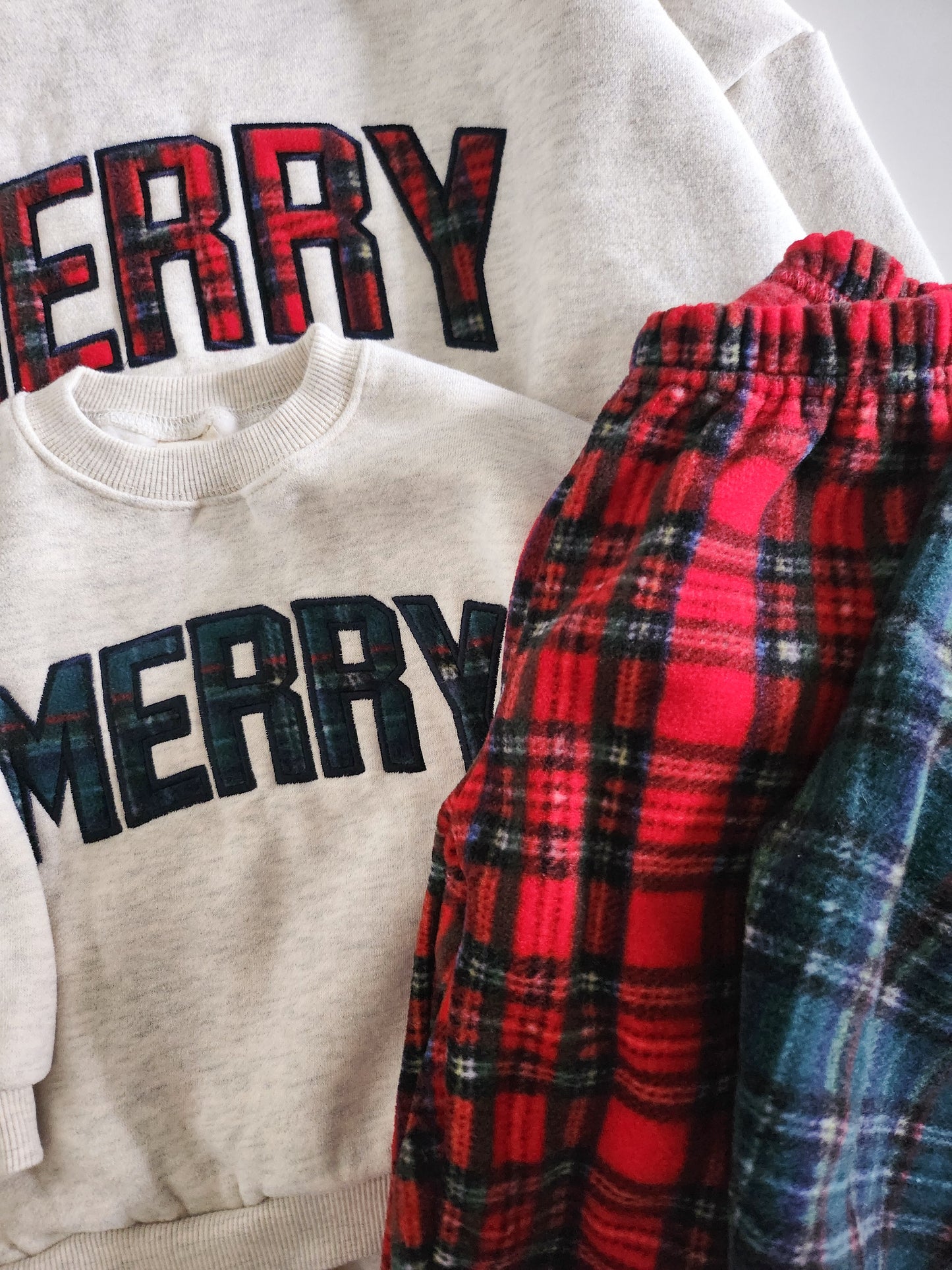 [PRE-ORDER] Toddler Merry Patch Embroidery Sweatshirt and Tartan Fleece Jogger Pants Set (6m-9y) - 2 Colors