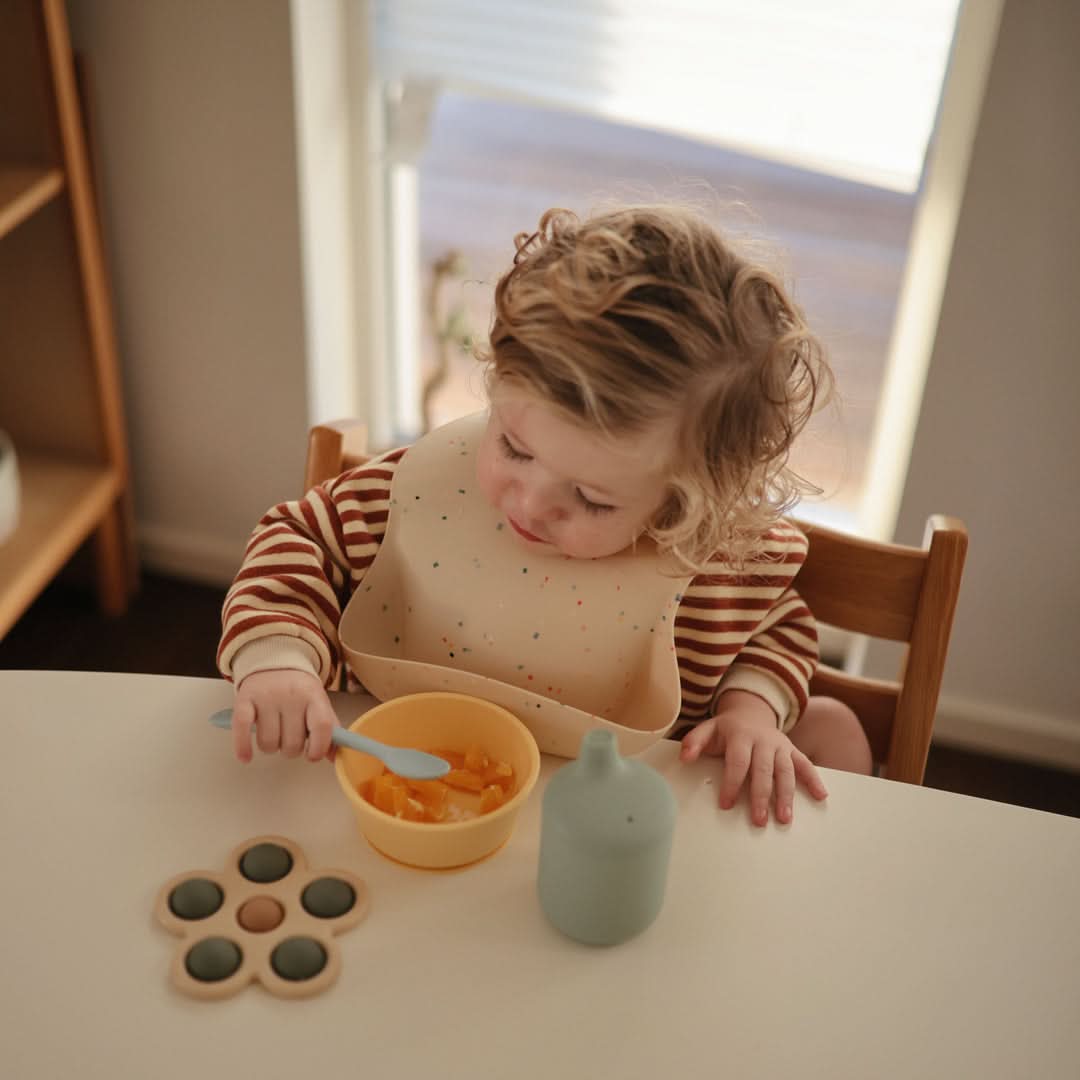 Mushie Flower Press Toy (Dried Thyme/Natural/Shifting Sand) kids outfit